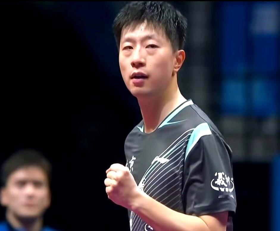 哥哥赢球，弟弟蹦迪。

全运会看台秒变喜剧现场。

马龙3比1收比赛，王楚钦在边