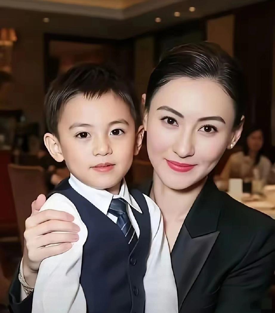 太真实！张柏芝三亚带娃累到带妆睡，清晨5点温柔互动太戳心
 
    3月15日