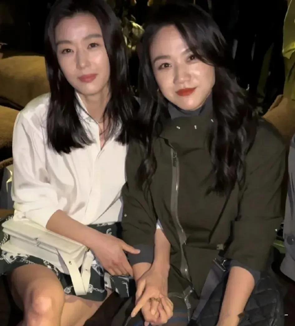 该说不说，汤唯在韩娱真的是红的一塌糊涂呀，就连当地的第一美女全智贤见了都抢着跟她