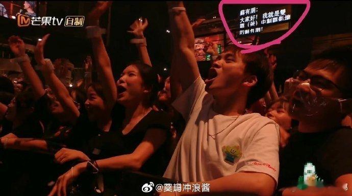 明星现在上节目连自我介绍都要靠提词器？？？ ​​​