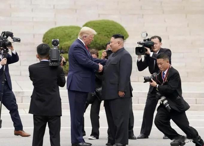 重磅消息！特朗普和朝鲜最高领导人可能进行会晤。韩国情报部门分析认为特朗普会在第二
