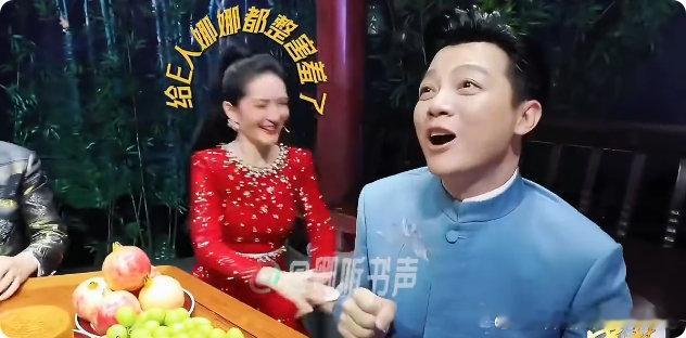 谢娜一听到张杰名字就害羞了谢娜和张杰的爱情是永久保鲜吧！央视秋晚现场任鲁豫提张杰