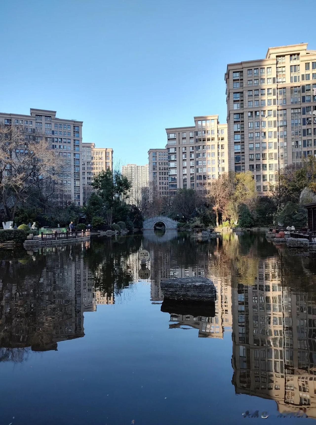 冬日严寒，恰似人生低谷，却也是心灵得以沉静、自我沉淀的良机。
在寒冷与寂静中，往