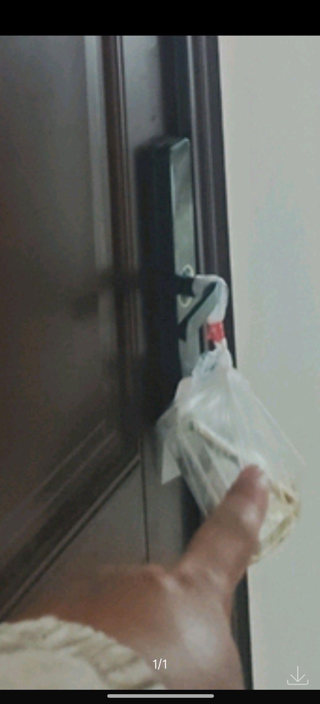 我真的生气了，本来就送了快一个小时才到，还不打电话，东西还给我这么挂，汤汁都漏出