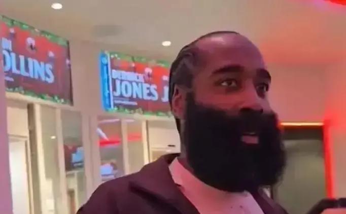 刀，已经砍到277了。
他们还在计算那该死的359分缺口。
哈登的斧头，早已在无