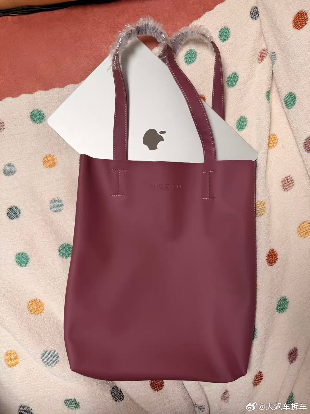 东风日产的高定限量款鸿运托特包来了！颜色温暖米白带金光，像冬日阳光，皮质细腻柔软