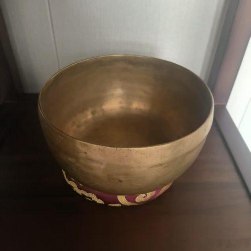 网红天价心理课乱象调查还有一个挺玄乎的东西：颂钵。所谓的音乐疗法。这个玩意儿就是