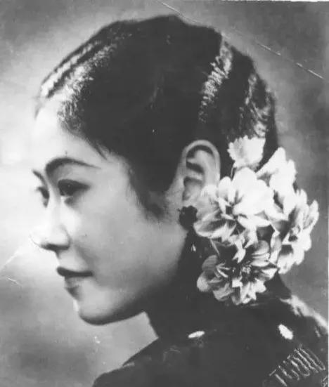 1942年，“评剧皇后”白玉霜正在台上演出，人群中突然大喊道：“血！有血！”而后