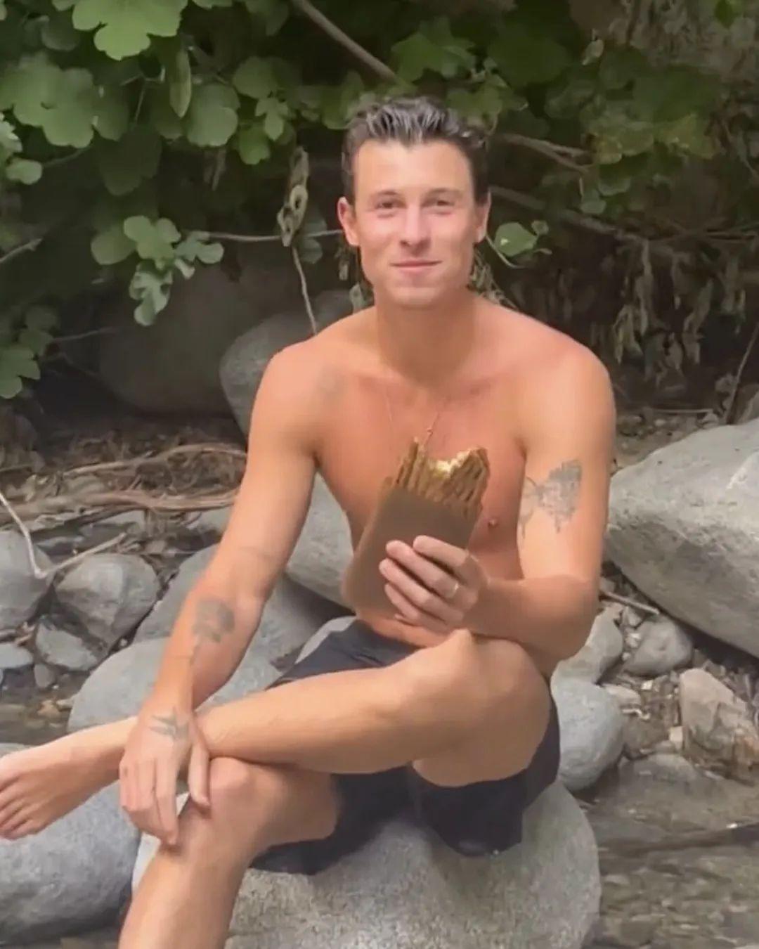 静静看着没有你的世界，当孤独悄无声息侵入我心田。
我悄悄问自己何必想你，但究竟为