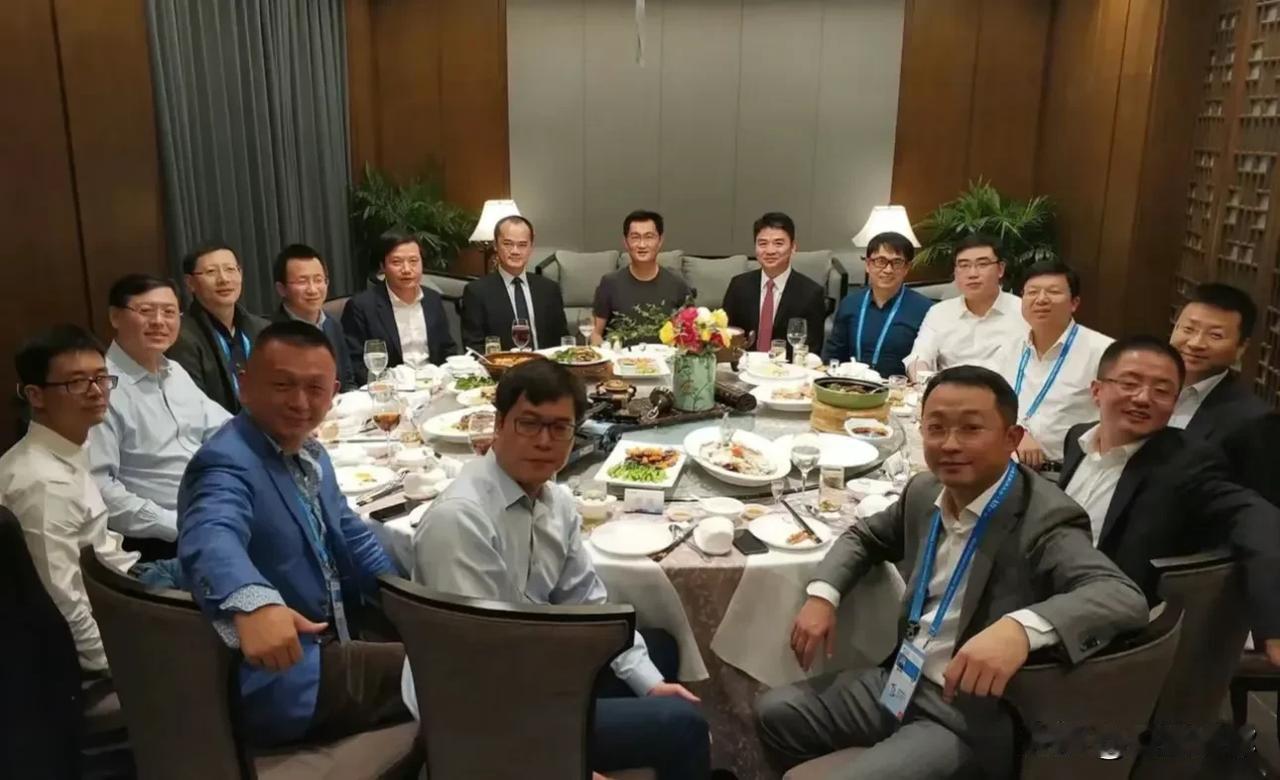 当年乌镇的东兴饭局现如今已是十年河东十年河西。
当年在浙江吃饭不叫马云也正常，这