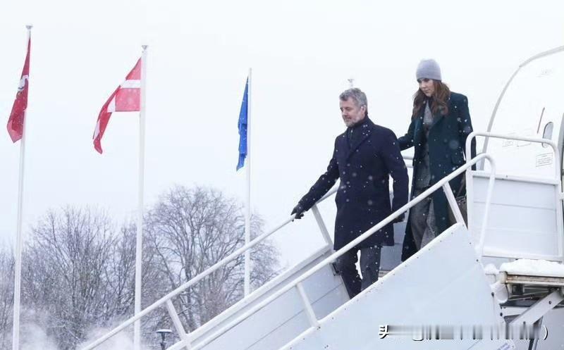 国王夫妇直接从爱沙尼亚🇪🇪飞到立陶宛🇱🇹，开启对立陶宛的国事访问！王后的