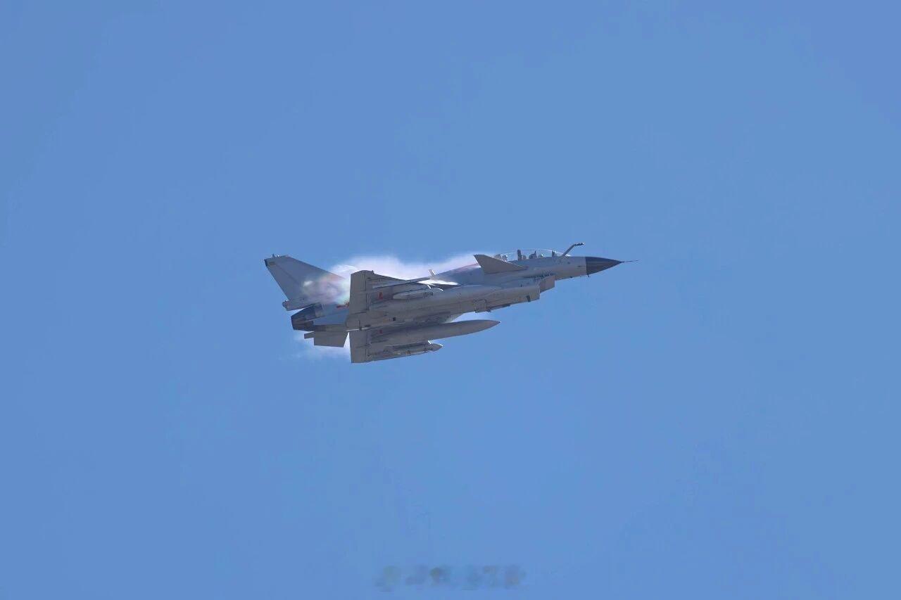 铁翼破晓，霞光伴鹰飞!——近日，南部战区空军某部组织跨昼夜飞行训练，设置超视距空