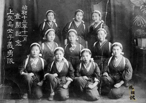 1938年11月，日本“上矢岛女子义勇队”的合影，虽然叫“女子义勇队”，但是她们...