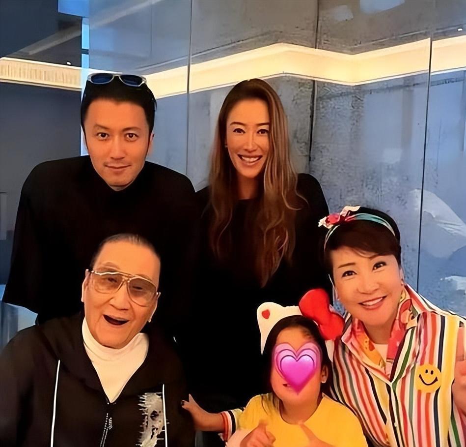 谢贤上亿遗产分配曝光，全网最大疑惑终于解开：为何付出多年的张柏芝、陪伴到老的Co