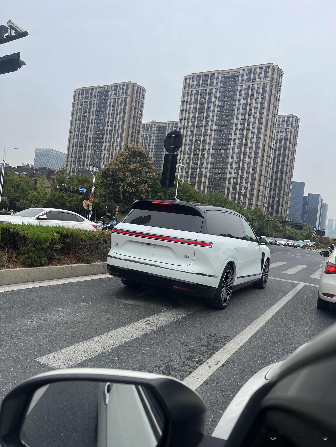 新蔚来ES8这么火的么？经过两个路口看到第二台了！