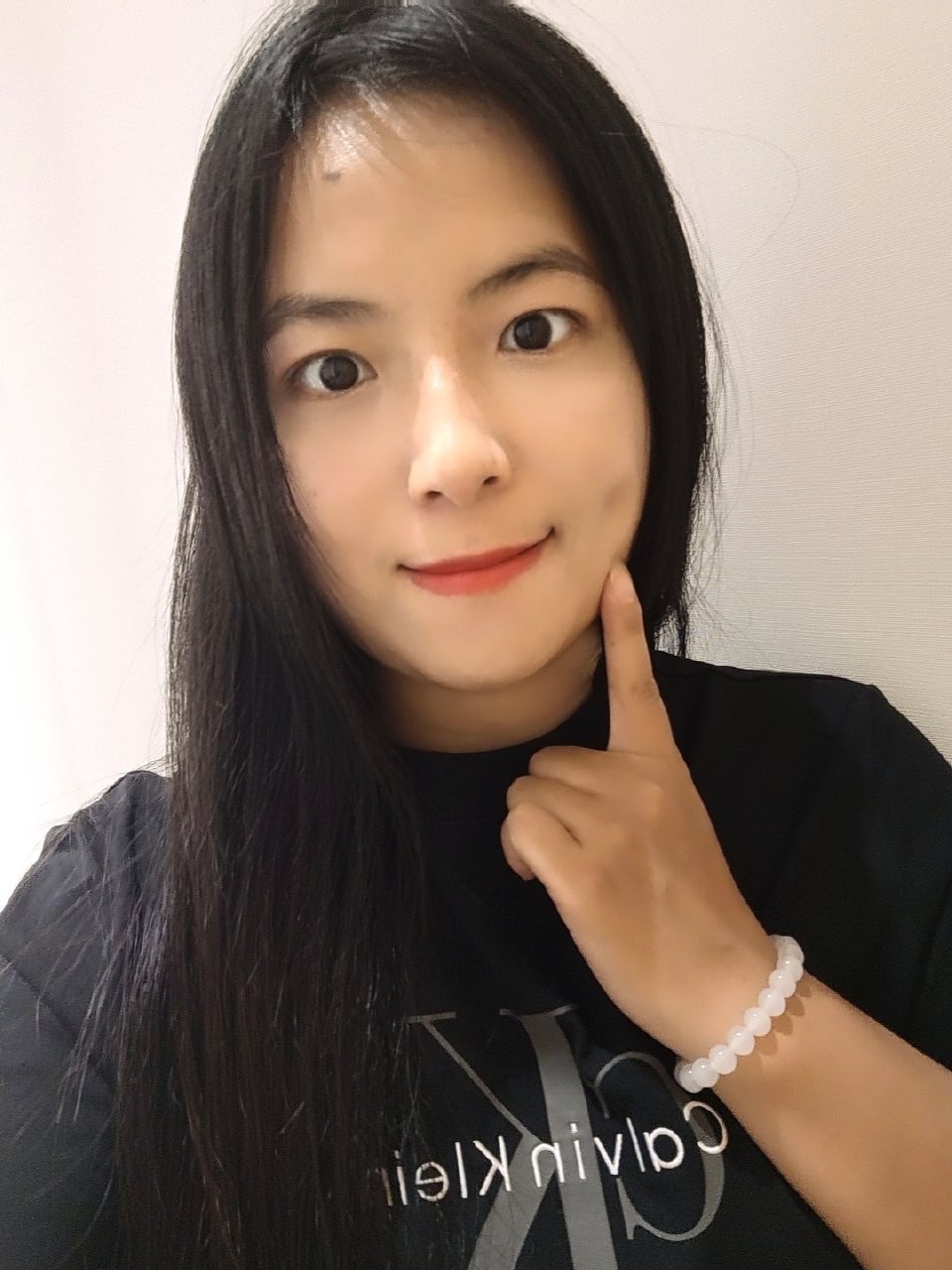 公认的顶级颜值帅哥就是符合主流审美、五官立体协调、身材体态出众的男生，比如娱乐圈
