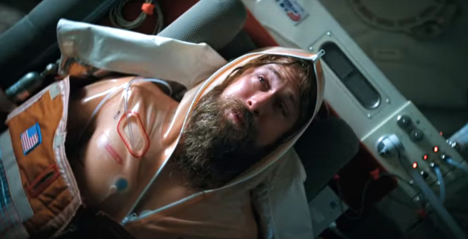 《挽救计划》开头，高斯林扮演的角色从深度睡眠中醒来，满脸胡茬，发现自己身在距离地