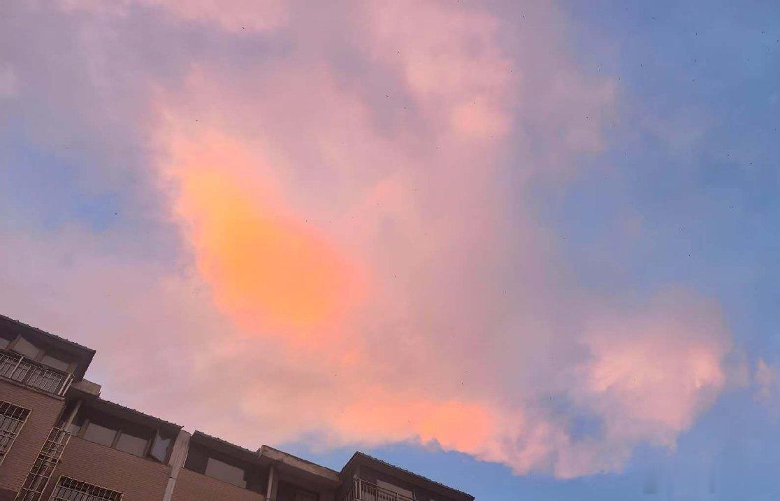 今天的☁️是粉色的哎 