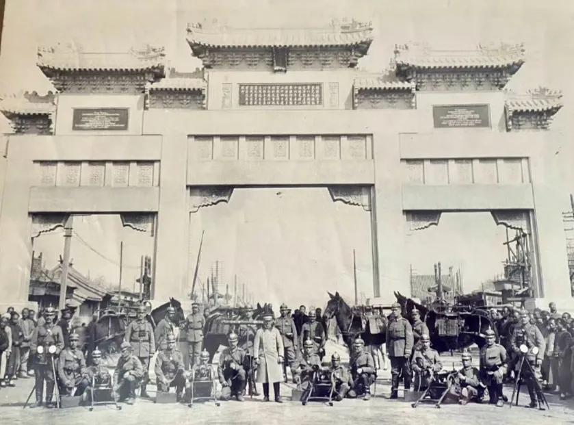 1903年1月18日，克林德碑落成典礼，德国官兵在碑前合影。克林德碑是清政府为德