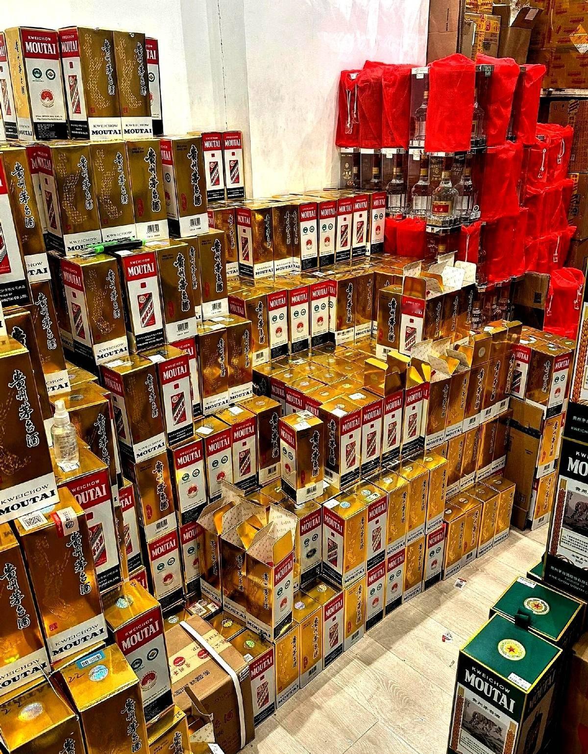 白酒卖不动了，

年轻人不喝，

老办法不管用了。

白酒行业现在遇上了大麻烦，