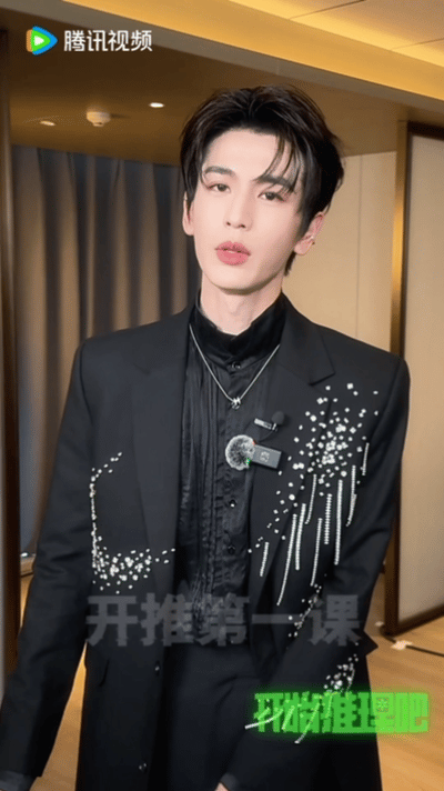 张凌赫丁程鑫你俩有点暧昧愚人节这期互动甜度爆表，承诺稳稳接住换来毫无防备的信任，