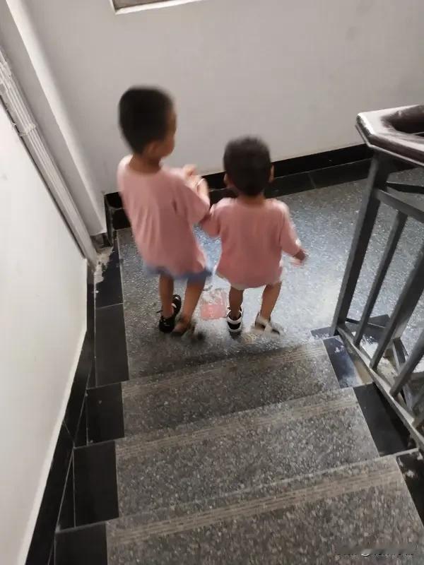 离婚带俩娃，遇到对我好的人却让我送回一个孩子，这样的婚该结吗？
 
离婚两年，我