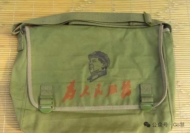 上世纪六、七年代，一顶军帽，一个黄挎包是男生的标配！