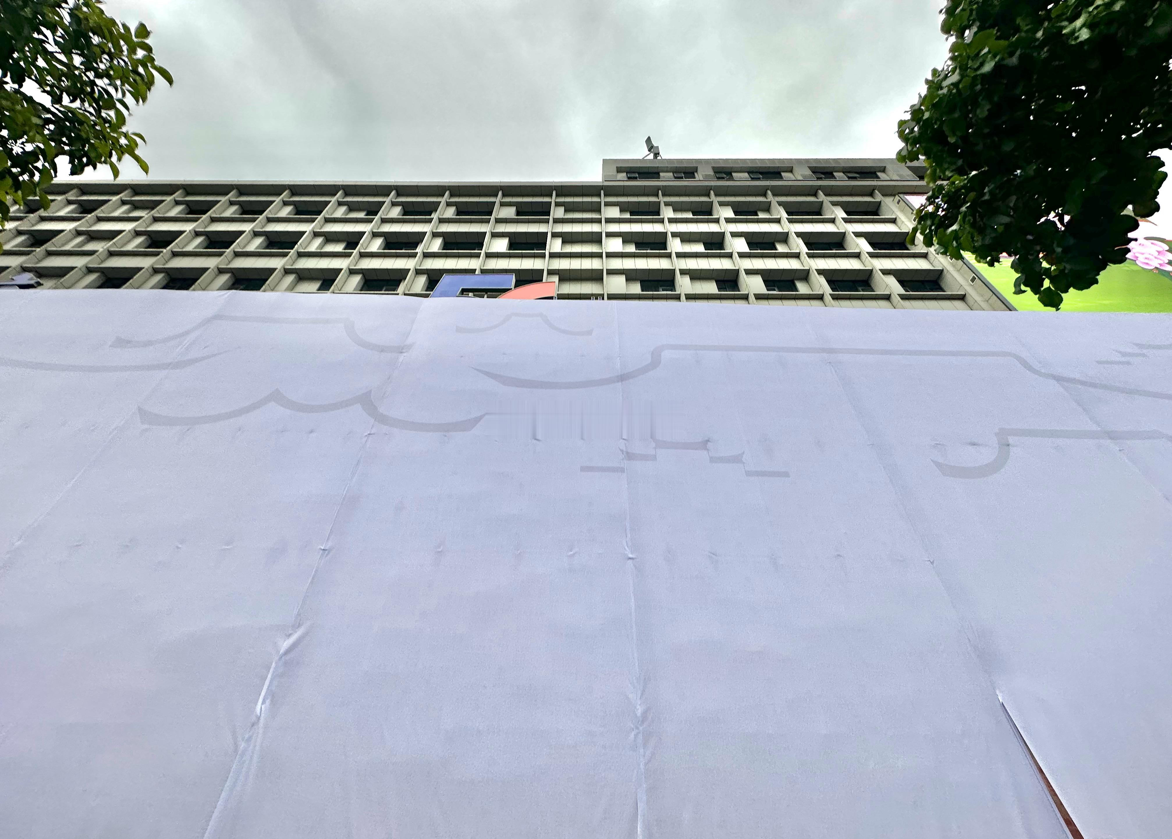 东街口的华为智能生活馆改造升级已挂画围挡 围挡主打一个福州古厝风