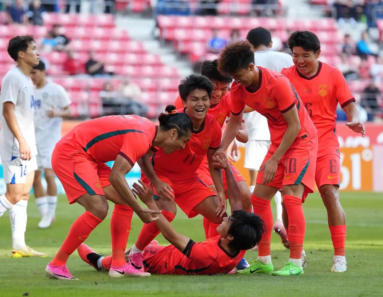 亚奥理事会与亚足联这次属实尴尬。本届亚运会U23国足一路遭遇不少争议判罚，半决赛