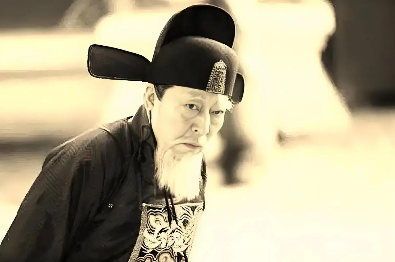 明朝嘉靖年间，1565年严嵩被抄家，85岁的严嵩跪在地上求饶，满头白发沾满尘土，