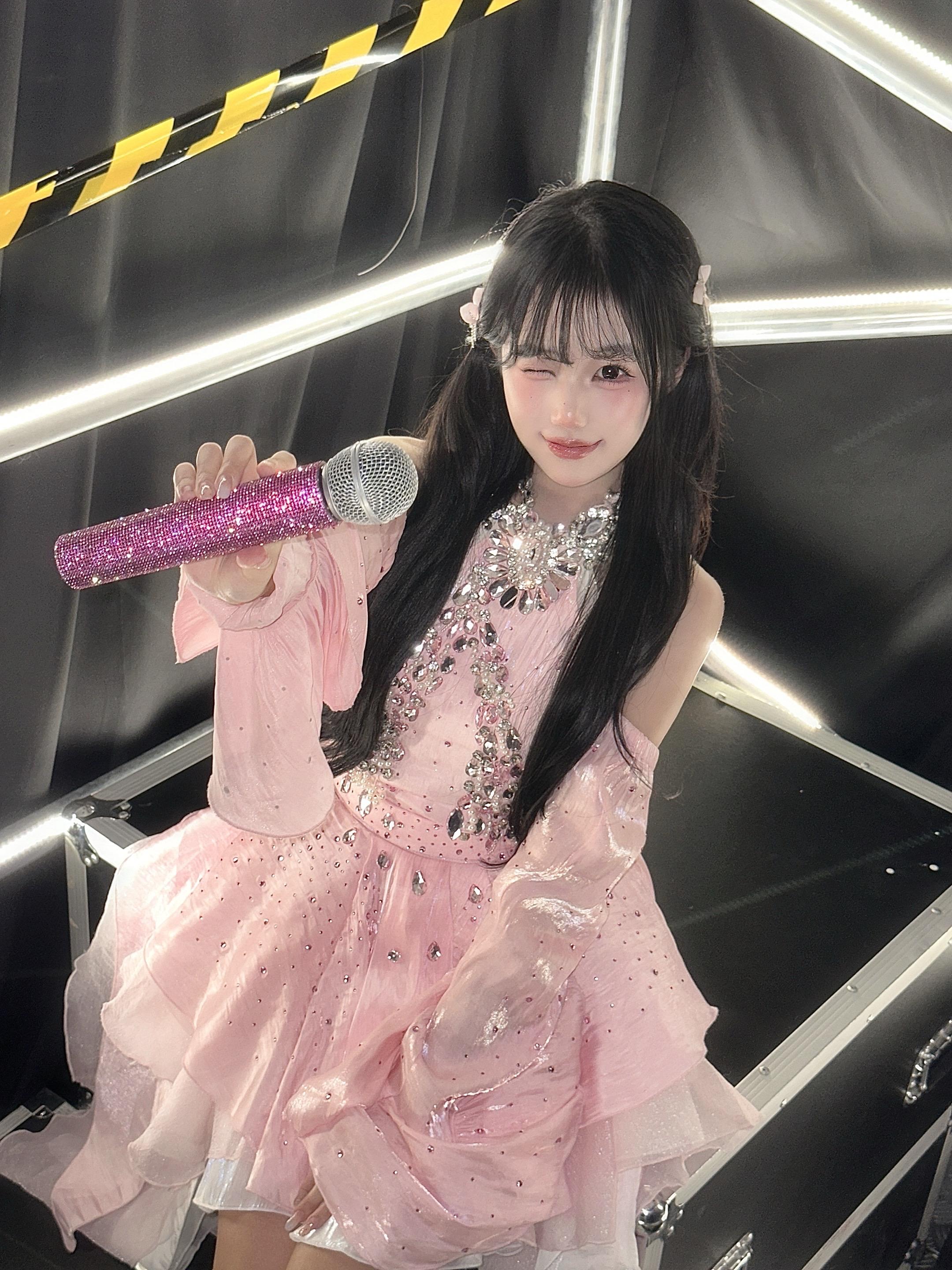 📷官推更新思思相关后台照～一日idol体验卡♡˖ ⊹韩系妆容