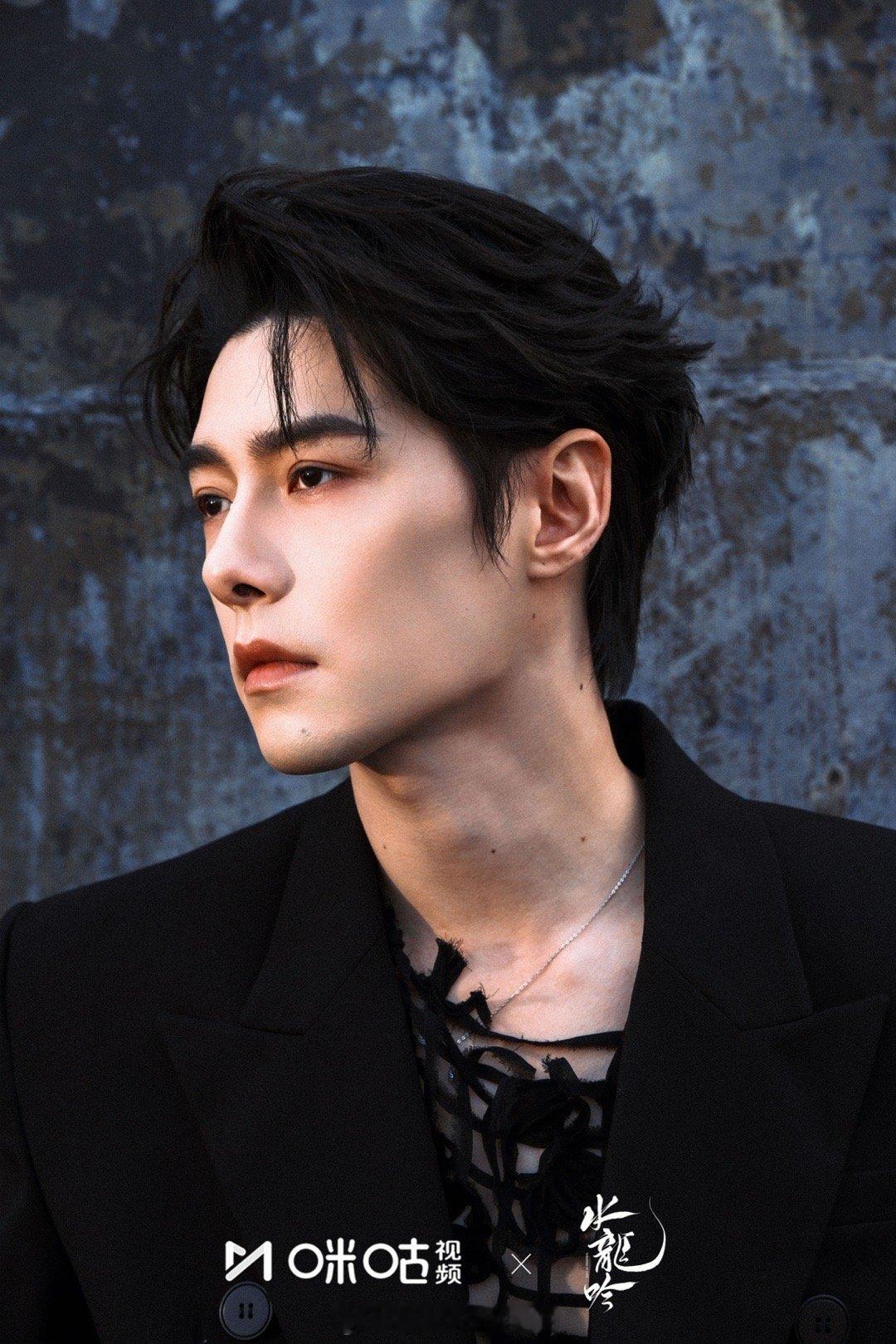 方逸伦黑西装镂空大片going人的事方逸伦全做了 复古工业风场景里，方逸伦的黑西