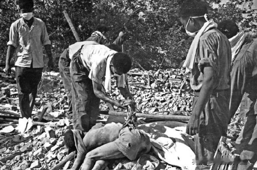 1976年，唐山大地震中，一座看守所倒塌，200多名囚犯跑出来，然而他们没有选择