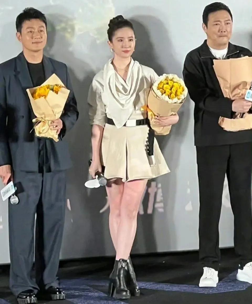 “神仙姐姐”怎么成这个样子了？

这次的打扮可真是太失策了吧！

实话实说，她的