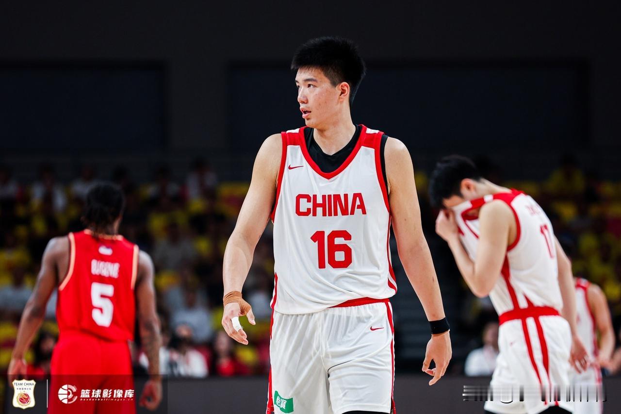 万万没想到焦泊乔硬生生的打成国家队第一内线。杜峰的到来，让焦泊乔更加强硬。
  