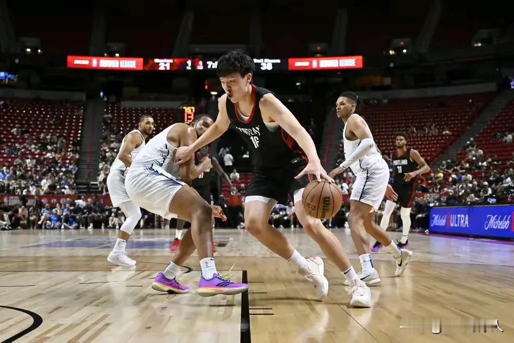 10分4板5助3帽1抢断！在万众期待中，杨瀚森完成了在NBA夏联的首秀。数据填满