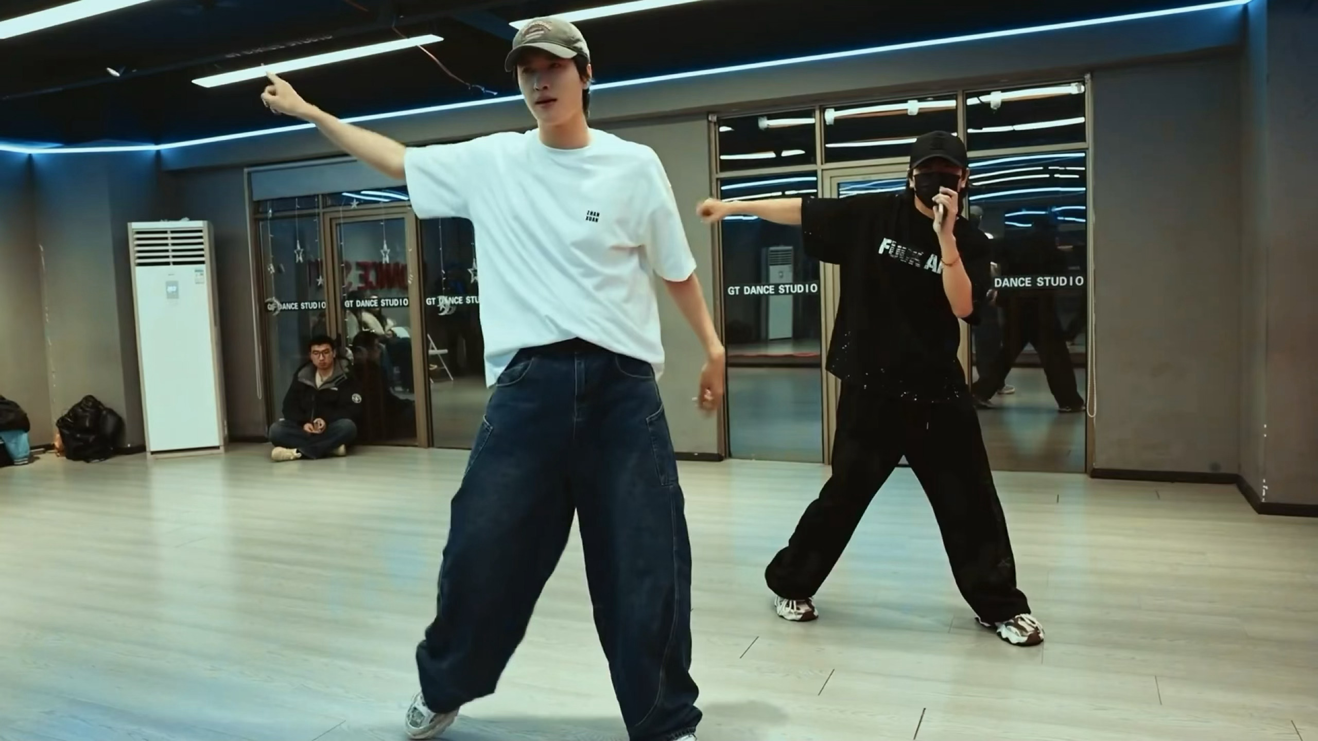 今晚想看展丞男团捡手机！ 