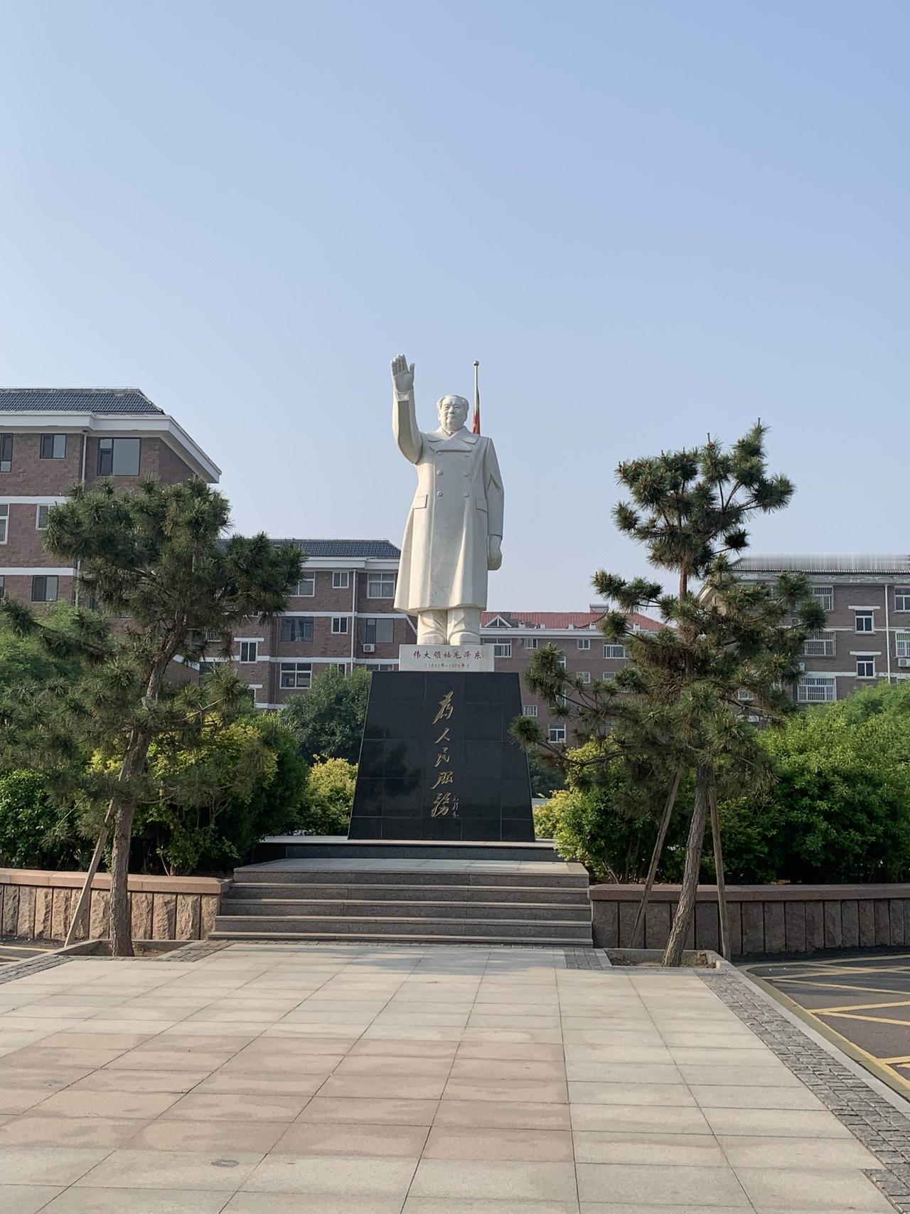 继续打卡我的家乡：湛蓝的天空，明媚的阳光，清晰的空气，宏伟的建筑，伟人的遗像矗立