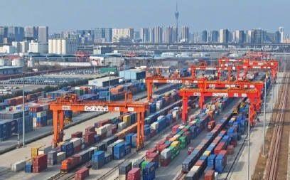 【第13万列中欧班列今天将从郑州发车】财联社5月9日电，今天上午，第13万列中欧