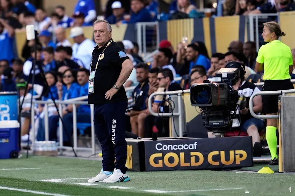 德国队世界杯小组赛对手库拉索主帅，荷兰人艾德沃卡特宣布离职，原因是要照顾生病的女