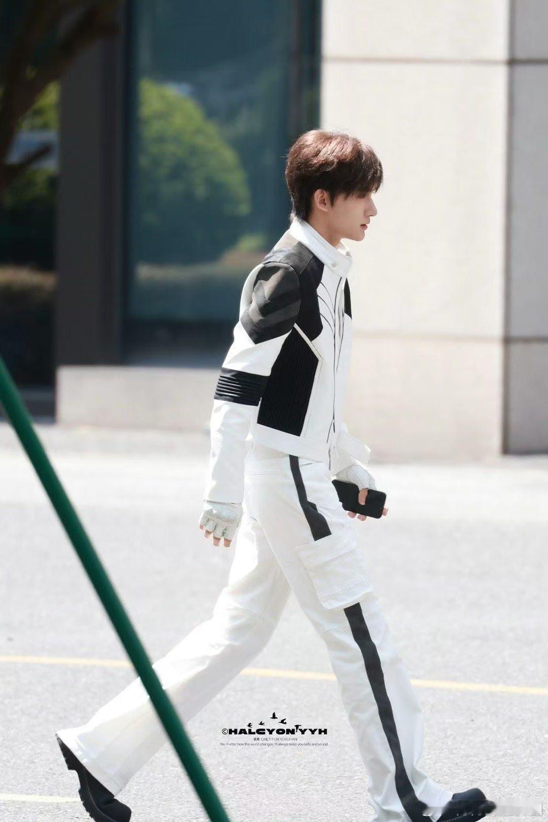余宇涵黑白机车服 余宇涵的黑白机车服造型不仅让人眼前一亮，还透露出一种与生俱来的
