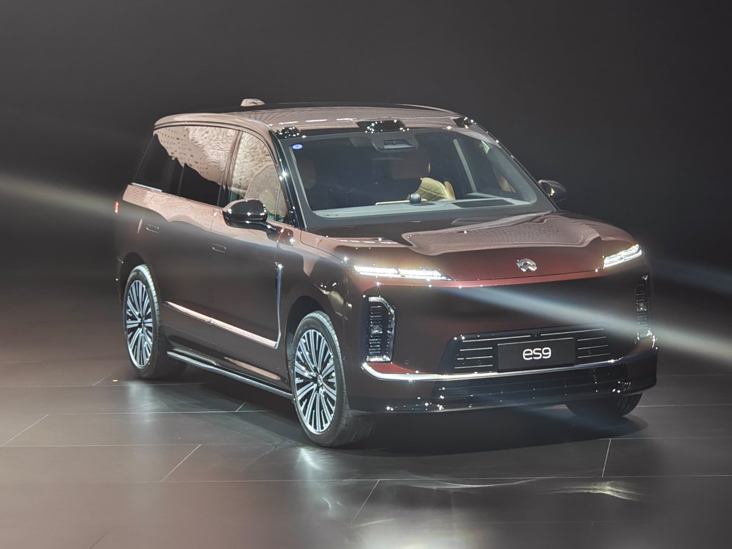 仔细一想，台上的两台ES9都没有配大饼轮毂看来斌哥还是希望登味弱一点啊，哈哈蔚来