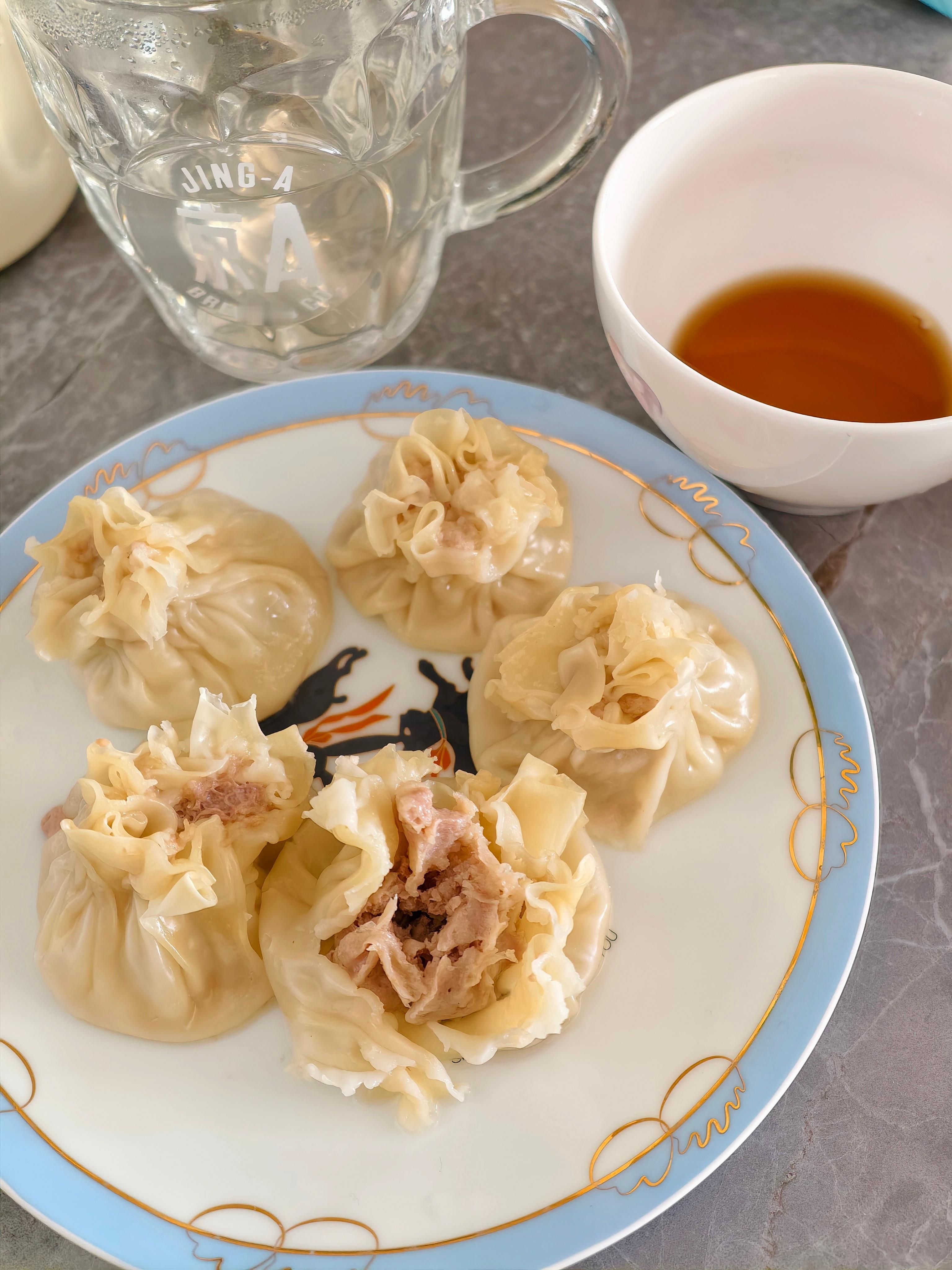 放弃减肥后的早餐就该有肉啊这天真冷，没点脂肪不抗冻啊 