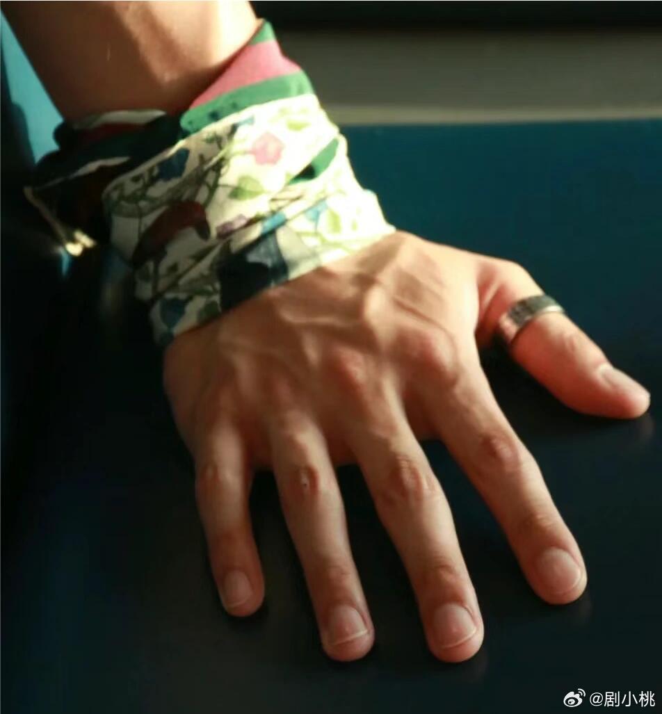 黄景瑜手控天菜 手控党集合！🤩黄景瑜的手简直是艺术品，骨节清晰张力拉满，看一眼