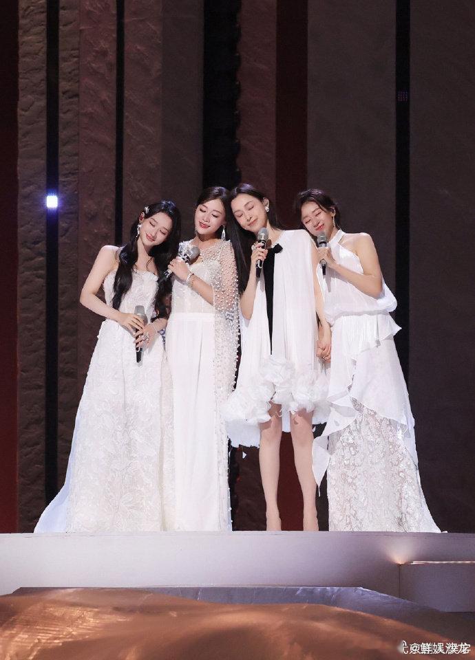 城北的花 如听仙乐耳暂明《城北的花》舞台温柔又有力量，真唱的瑕疵都变成了真实的质