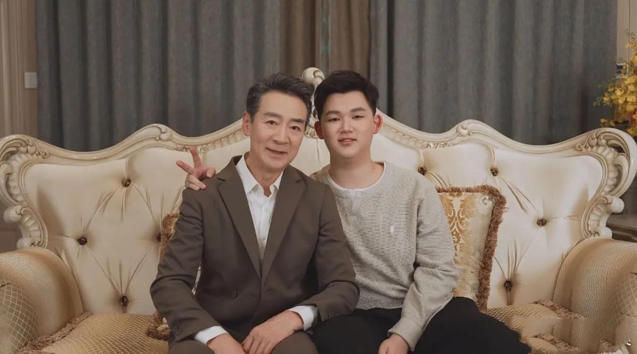 71岁寇振海因年龄差被18岁儿子嫌弃！
寇振海在儿子初中参加亲子跑步活动时，因体