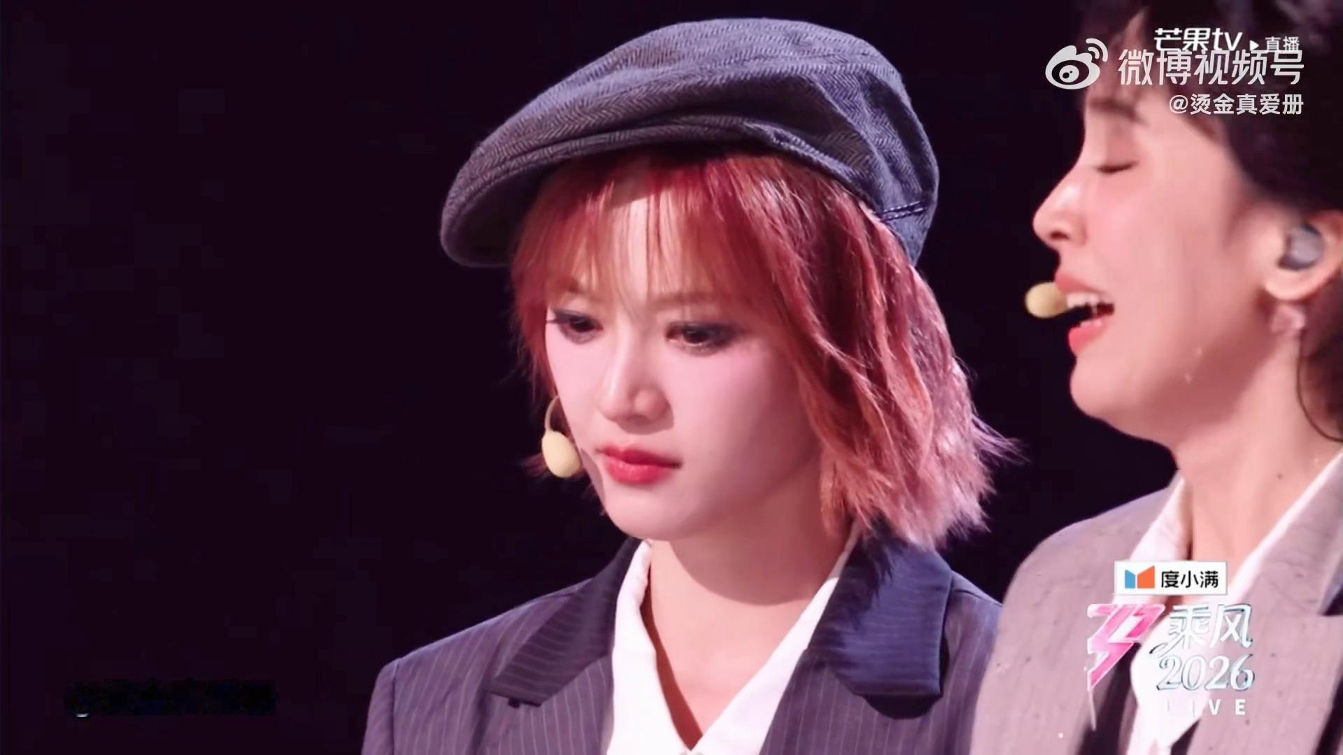 黄灿灿说忍住不哭的人你们才很牛呢 她哭得像只被雨淋湿的小猫，然后抬头对没湿的人说