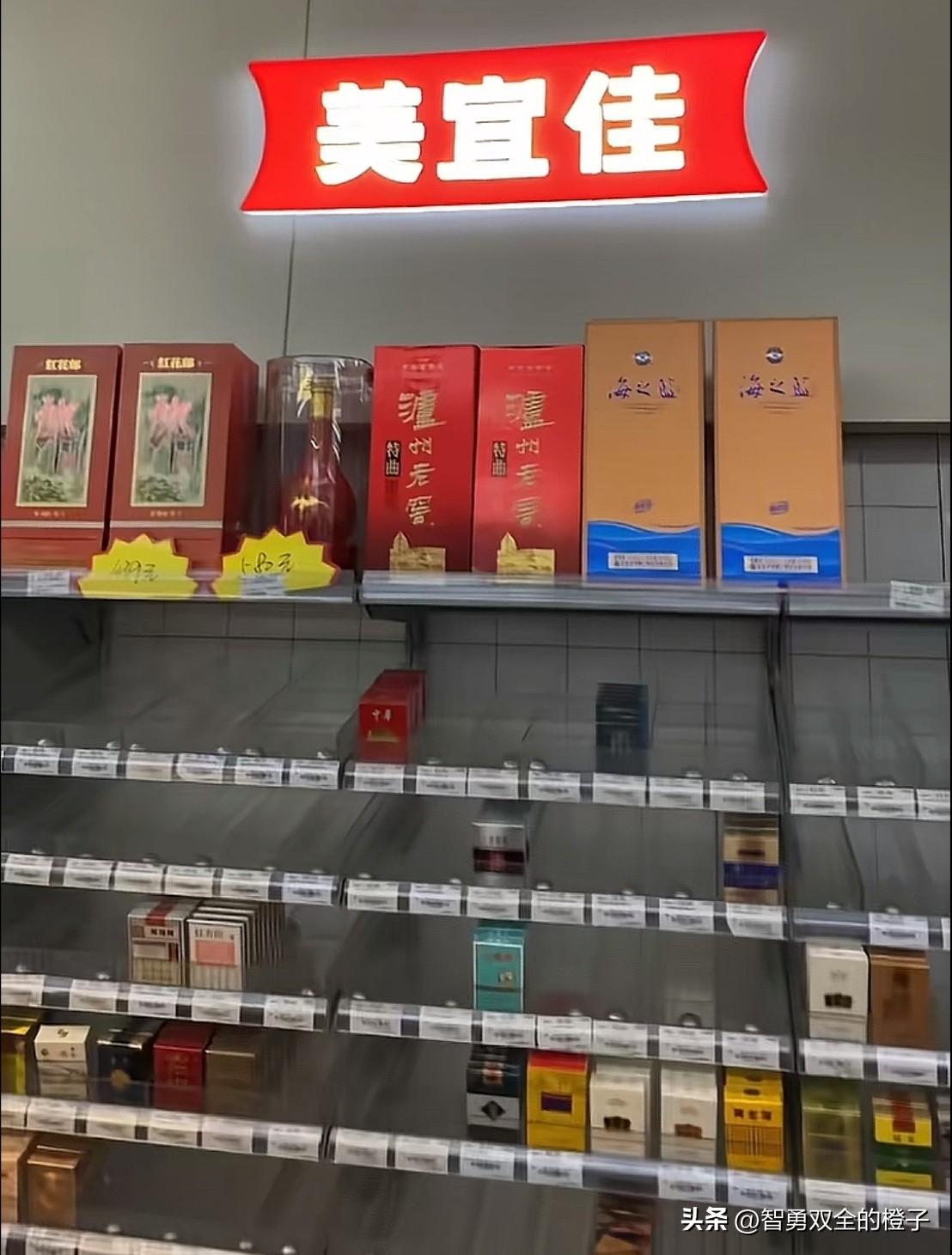 剩下的应该是真烟了吧！美宜佳被曝光后，货架上的烟少了一大半，只剩下寥寥几个品牌，