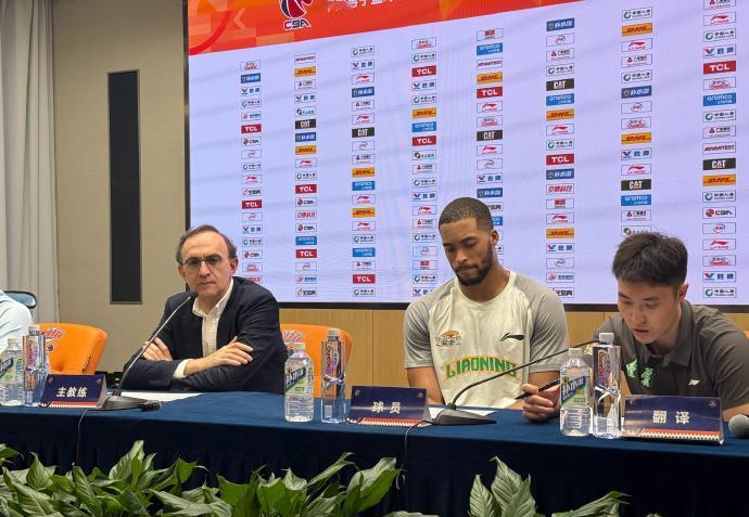 辽宁男篮在客场对阵上海队的比赛中输了34分，主教练乌戈在赛后发布会上当着现场球迷