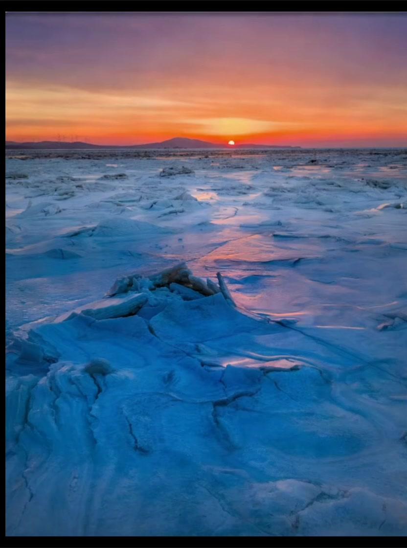 在瓦房店排石看到冻海的那一刻，真的震撼到失语。原本翻涌的海面像被按下暂停键，厚厚